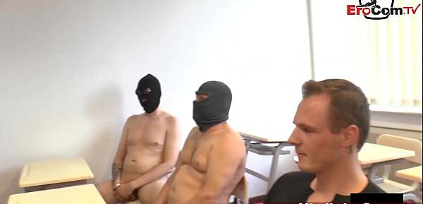 Deutsche Lehrerin zeigt Schülern anal und macht gangbang